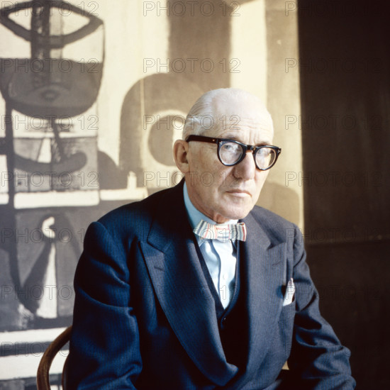Der französische Archtiekt und Maler Le Corbusier in seinem Studio, Frankreich 1960er Jahre. French architect and painter Le Corbusier at his studio, France 1960s.