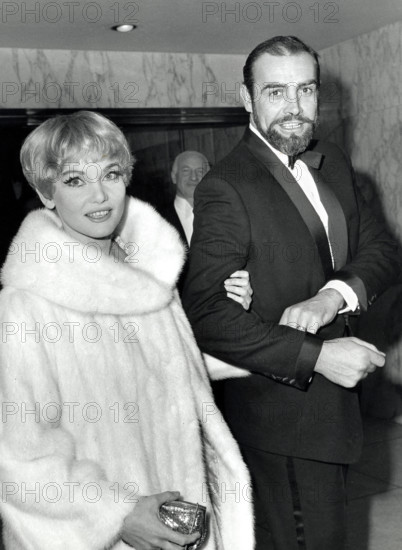 Sean Connery and his wife Diane Cilento, December1964. File Reference #1025 009THA © JRC /The Hollywood Archive - All Rights Reserved.