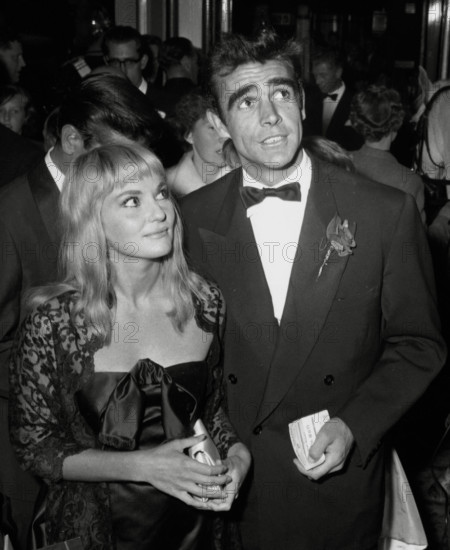 Sean Connery and his wife Diane Cilento arriving at a film premiere in the UK (1959) File Reference # 33751 270THA