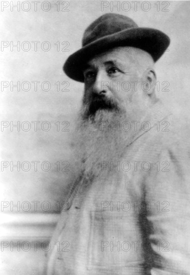 The most celebrated french Impressionist painter CLAUDE MONET ( 1840 - 1926 ) - IMPRESSIONISM - IMPRESSIONISTA - IMPRESSIONISMO - ART - ARTE - PITTURA - painting - PITTORE - artist - artista - cappello - hat - portrait - ritratto - older man - uomo anziano vecchio - barba bianca - white beard ----  Archivio GBB
