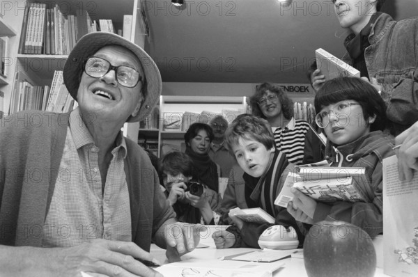 Roald Dahl signs books at the Children's Bookstore in Amsterdam, October 12, 1988, BOOKS, autographs, children, writers, The Netherlands, 20th century press agency photo, news to remember, documentary, historic photography 1945-1990, visual stories, human history of the Twentieth Century, capturing moments in time