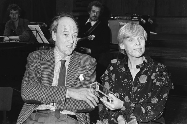 Roald Dahl (l) and Nannie Kuiper, October 13, 1982, illustrators, children's books, awards, writers, awards ceremonies, The Netherlands, 20th century press agency photo, news to remember, documentary, historic photography 1945-1990, visual stories, human history of the Twentieth Century, capturing moments in time