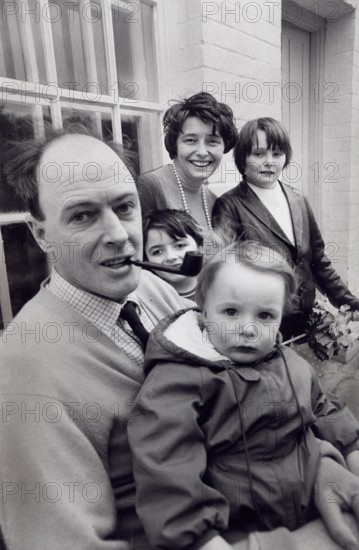 PATRICIA NEALwith husband Roald Dahl and children .Supplied by   Photos inc.(Credit Image: Â© Supplied By Globe Photos Inc/Globe Photos/ZUMAPRESS.com)