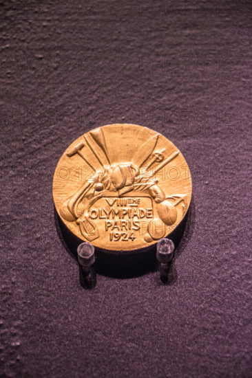 Medalha da olimpíada de 1924 (Paris) - Exposição "Jogos Olímpicos: Esporte, Cultura e Arte" - Acervo do Museu Olímpico do COI,  Medal 1924 Olympics, P