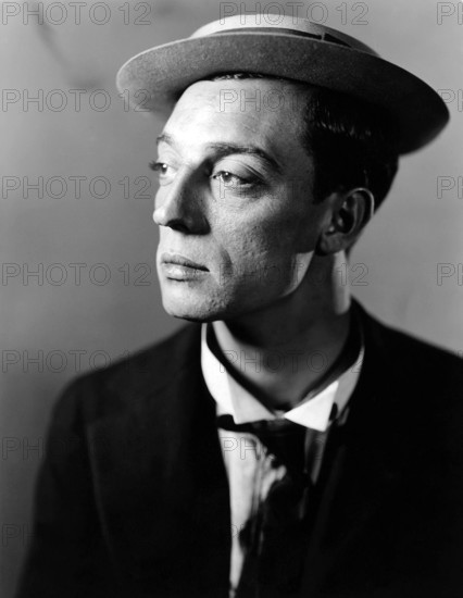 1924 ca , USA  : The american silent movie actor and director BUSTER KEATON ( 1895 - 1966 ) - SILENT MOVIE - CINEMA MUTO  - portrait - ritratto -  regista cinematografico - attore  - comico   - COMICO -   ANNI VENTI - 20's - '20 - tie  - cravatta - collar - colletto - cappello - hat ----  ARCHIVIO GBB