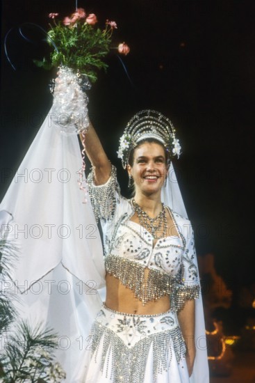 KATARINA (Kati) WITT (GDR) - world champion and gold medal winner Kati Witt (Gold 1988 in Calgary). Flowers after the GDR athlete's first appearance in West Germany as the star guest of the Holiday on Ice show on November 24th, 1988 in the Westfalenhalle in Dortmund (show from November 24th to December 4th, 1988)    ---  KATARINA (Kati) WITT (DDR) - Weltmeisterin und Golmedaillien-Siegerin Kati Witt (Gold 1988 in Calgary). Blumen nach dem ersten Auftritt der DDR-Sportlerin in der BRD als Stargast der Show Holiday on Ice am 24.11.1988 in der Dortmunter Westfalenhalle (Show vom 24.11.-4.12.1988)