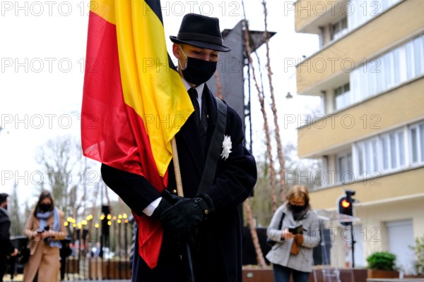 Brussels, Belgium. 22nd Mar, 2021. People pay a tribute in the monument for the victims of the 2016 three suicide bombings on the fifth anniversary of the attacks, in central Brussels, Belgium March 22, 2021. Credit: ALEXANDROS MICHAILIDIS/Alamy Live News
