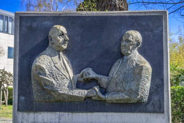 Denkmal, Charles de Gaulle Konrad Adenauer, Konrad-Adenauer-Stiftung, Tiergartenstraße, Tiergarten, Mitte, Berlin, Deutschland
