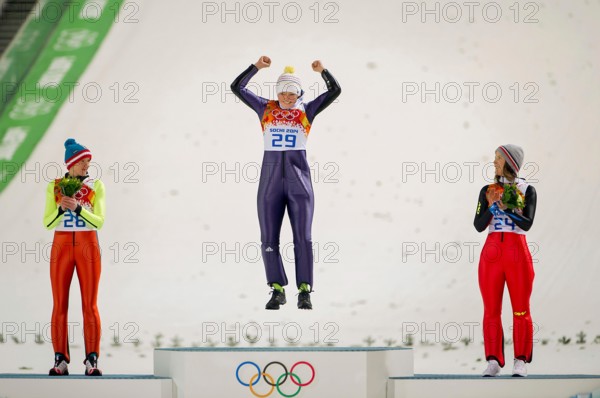 von links: Daniela IRASCHKO-STOLZ, AUT (2. Platz) Carina VOGT, GER, 1. Platz, Goldmedaillengewinnerin, Gold, Goldmedaille, Olympiasiegerin, Coline MATTEL, FRA (3. Platz)Bronze, Russki Jumping Center XXII. Olympische Winterspiele Sochi, Russland am 11.02.2014