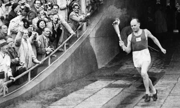 Paavo Nurmi - 1952 Summer Olympics torches and torch relay