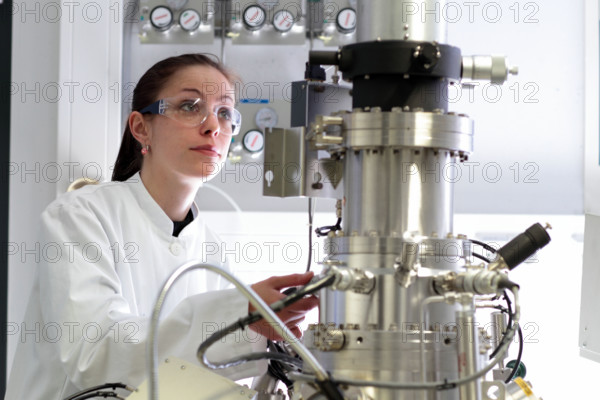 a woman scientist works in a optical lab with a SEM