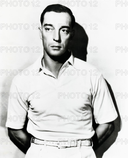 Der US-amerikanische Schauspieler Buster Keaton (1895 - 1966), lässig, ca. Ende der 1920er Jahre.