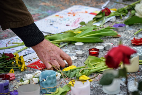 Brussels, Belgium. 24th March, 2016. People express their support and condolences to the victims of terrorist attacks of March 22 on Place de la Bourse on third day of National Mourning on March 24, 2016 in Brussels, Belgiu Credit:  Skyfish/Alamy Live News