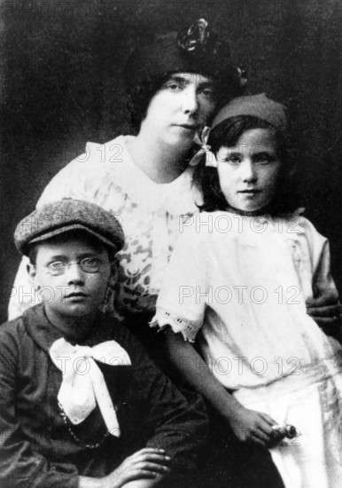 nora barnacle, wife of james joyce with children