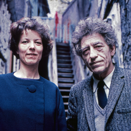 Alberto Giacometti, Schweizer Bildhauer, Maler und Grafiker, und Annette Arm, in seinem Atelier in Paris, Frankreich 1962. Swiss sculptor, painter and graphic artist Alberto Giacometti with Annette Arm at his studio in Paris, France 1962.