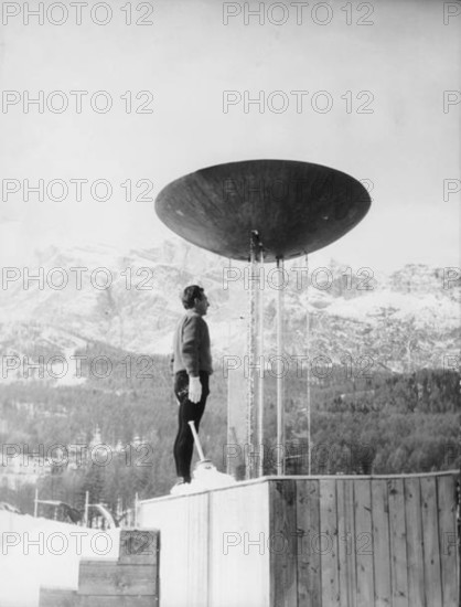 . Italiano: Guido Caroli accende il braciere olimpico di Cortina 1956. 26 January 1956. Unknown 38 Guido Caroli accende il braciere olimpico di Cortina 1956