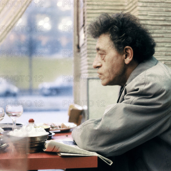 Alberto Giacometti, Schweizer Bildhauer, Maler und Grafiker, in seinem Atelier in Paris, Frankreich 1962. Swiss sculptor, painter and graphic artist Alberto Giacometti at his studio in Paris, France 1962.