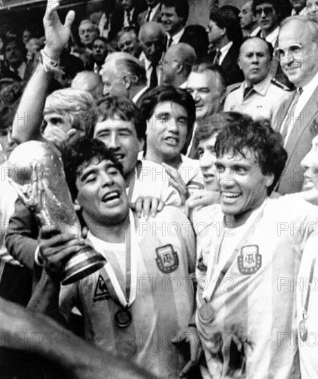 Diego Maradona celebrates the World Championship in Mexico 1986, with the trophy in his hands