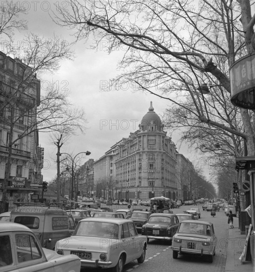 Pariser Bilder [The street life of Paris] Description: Boulevard Hausmann Date: 1965 Location: France, Paris Keywords: cars, street images, traffic