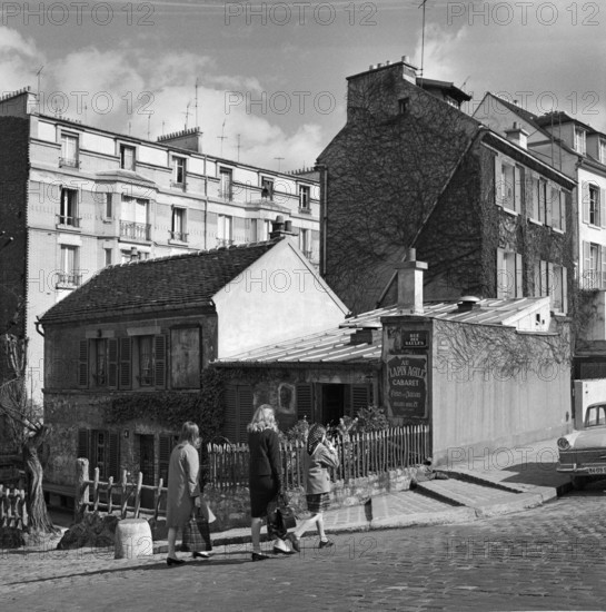 Pariser Bilder [The street life of Paris] Description: Cabaret Au Lapin Agile at Rue des Saulfs in Montmartre Date: 1965 Location: France, Paris Keywords: hospitality, nightclubs, street images