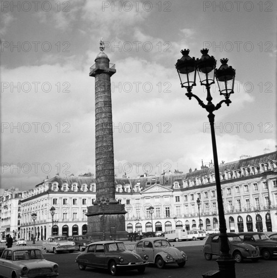 Pariser Bilder [The street life of Paris] Description: Column Vendôme, the Triumphal Column at the Place Vendôme Date: 1965 Location: France, Paris Keywords: cars, buildings, memorials, street statues, street lighting