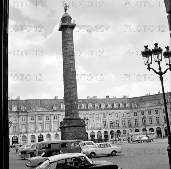 Pariser Bilder [The street life of Paris] Description: Column Vendôme, the Triumphal Column at the Place Vendôme Date: 1965 Location: France, Paris Keywords: cars, buildings, memorials, street statues, street lighting