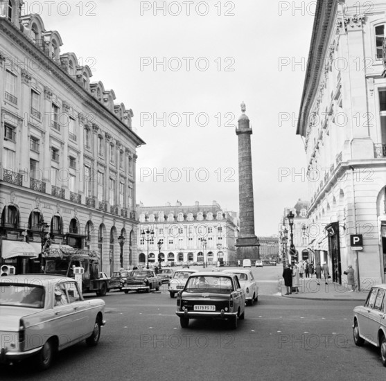 Pariser Bilder [The street life of Paris] Description: Colonne Vendôme, the Triumphal Column at the Place Vendôme, seen from Rue de la Paix Date: 1965 Location: France, Paris Keywords: cars, buildings, memorials, street images