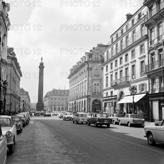 Pariser Bilder [The street life of Paris] Description: The Column Vendôme, the Triumphal Column on the Place Vendôme, seen from Rue de la Paix Date: 1965 Location: France, Paris Keywords: cars, buildings, memorials, street images