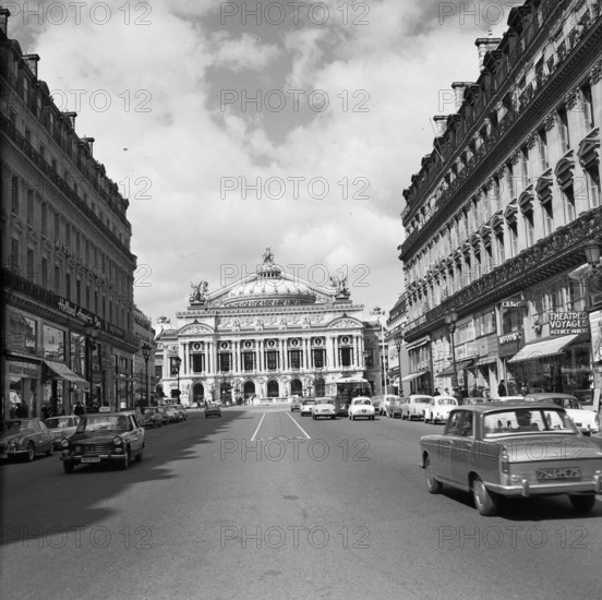 Pariser Bilder [The street life of Paris] Description: The Opéra National de Paris, designed in 1861 by Charles Garnier commissioned by Emperor Napoleon III Date: 1965 Location: France, Paris Keywords: theatres, street images