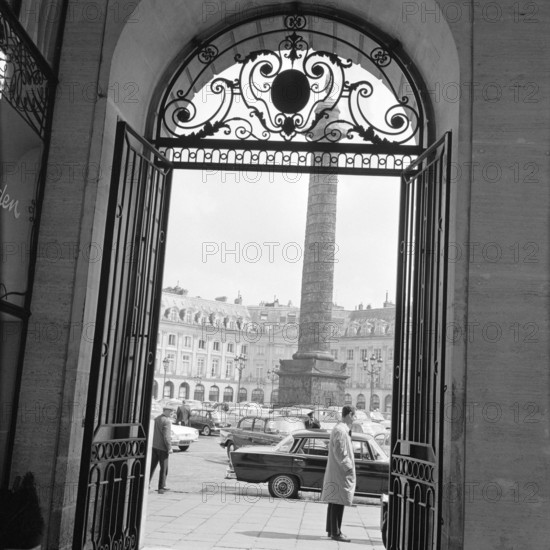 Pariser Bilder [The street life of Paris]  Looking through the Column Vendôme, the Triumphal Column at the Place Vendôme Date: 1965 Location: France, Paris Keywords: cars, buildings, memorials, street images