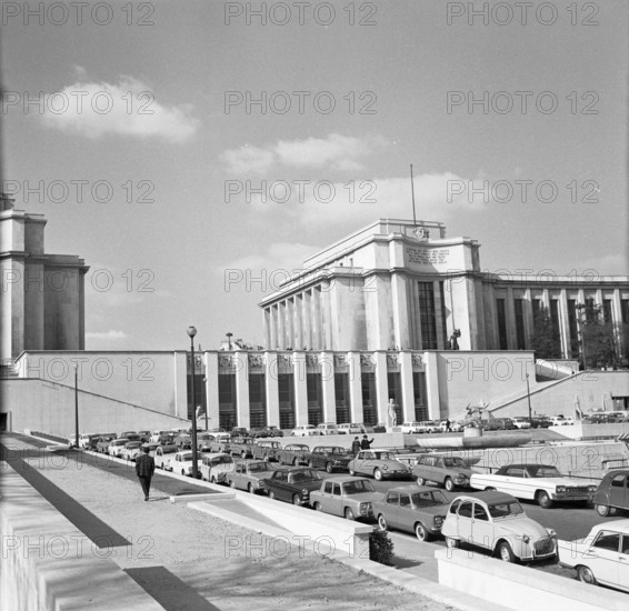Pariser Bilder [The street life of Paris]  The Palais de Chaillot ('Trocadéro'), near the Eiffel Tower Annotation: The Palais de Chaillot was built for the World Exhibition of 1937 and houses several museums. Parisians call the building also called Trocadéro Date: 1965 Location: France, Paris Keywords: museums, street images