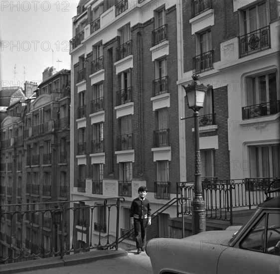 Pariser Bilder [The street life of Paris]  Boy at the top of the steps of Rue Foyatier in Montmartre Date: 1965 Location: France, Paris Keywords: buildings, facades, boys, street images, stairs
