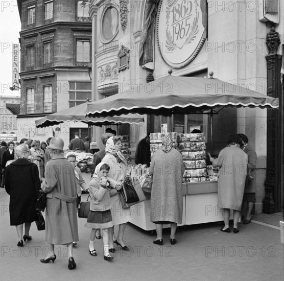 Pariser Bilder [Paris Street Life]  Customers at a shop stall at Printemps Department Store Date: 1965 Location: France, Paris Keywords: public, street images, street vendors, department stores