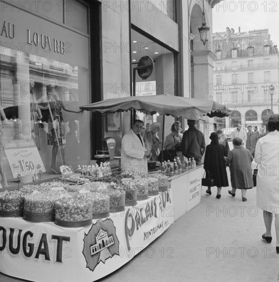 Pariser Bilder [The street life of Paris]  Stand with sweets and nougat from Montelimar Date: 1965 Location: France, Paris Keywords: candy, street images, street vendors, shops  : Poll, Willem van de