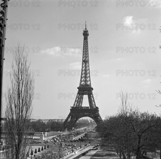 Pariser Bilder [The street life of Paris]  La Tour Eiffel Annotation: The Eiffel Tower was built by Gustav Eiffel on the occasion of the World Exhibition of 1889 Date: 1965 Location: France, Paris Keywords: monuments, lookout towers