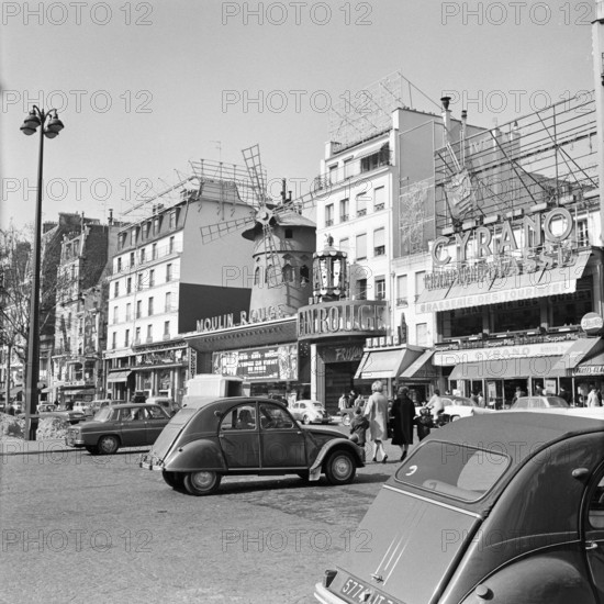 Pariser Bilder [Paris Street Life]  Nightclub Le Moulin Rouge on Boulevard de Clichy Date: 1965 Location: France, Paris Keywords: exterior, nightclubs, street images Institution name : Moulin Rouge