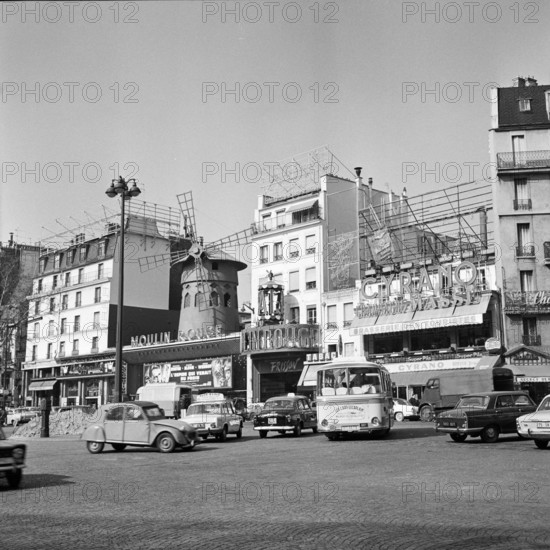 Pariser Bilder [Paris Street Life]  Nightclub Le Moulin Rouge on Boulevard de Clichy Date: 1965 Location: France, Paris Keywords: exterior, nightclubs, street images Institution name : Moulin Rouge