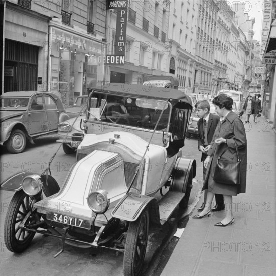 Pariser Bilder [The street life of Paris]  Oldtimer attracts the interest of passers-by Date: 1965 Location: France, Paris Keywords: cars, vintage cars, street images