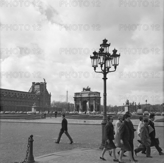 Pariser Bilder [The street life of Paris]  Place du Carrousel, with in the background the Arc de Triomphe du Caroussel and the Musée du Louvre Date: 1965 Location: France, Paris Keywords: memorials, museums, squares, street sculptures, street lighting