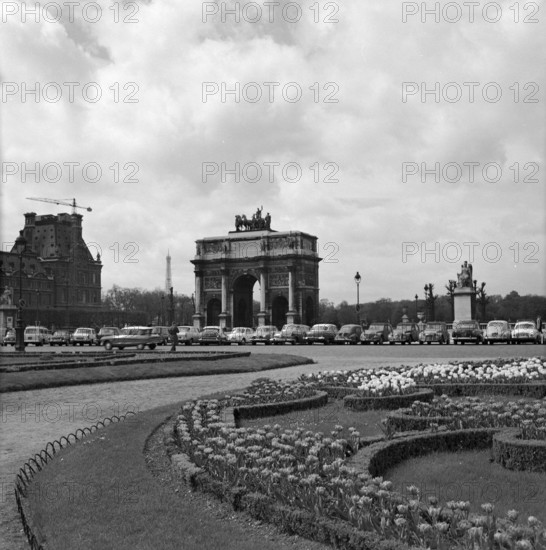 Pariser Bilder [The street life of Paris]  Place du Carrousel, with in the background the Arc de Triomphe du Caroussel and the Musée du Louvre Date: 1965 Location: France, Paris Keywords: memorials, museums, squares, street images