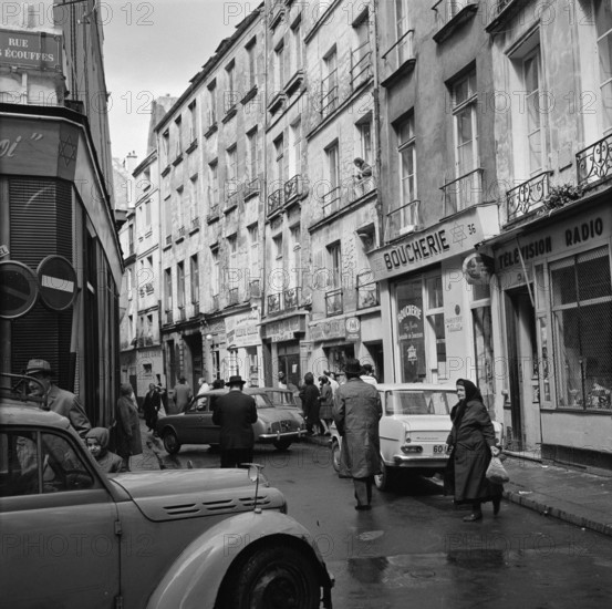 Pariser Bilder [The street life of Paris]  Rue des Rosiers, in the center of the Jewish district Le Marais Date: 1965 Location: France, Paris Keywords: street images, shops