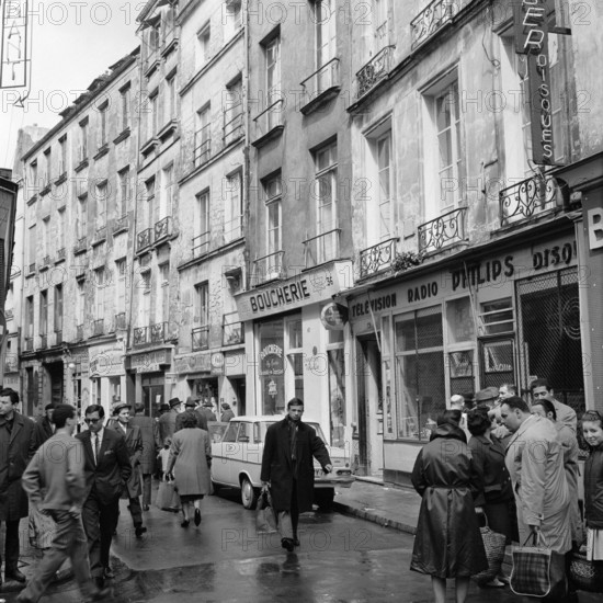 Pariser Bilder [The street life of Paris]  Rue des Rosiers, in the center of the Jewish district Le Marais Date: 1965 Location: France, Paris Keywords: street images, shops