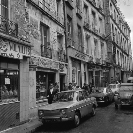 Pariser Bilder [The street life of Paris]  Rue des Rosiers, in the center of the Jewish district Le Marais Date: 1965 Location: France, Paris Keywords: street images, shops