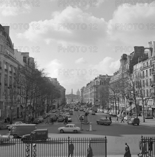 Pariser Bilder [The street life of Paris]  Rue Royale Date: 1965 Location: France, Paris Keywords: cars, street images, traffic