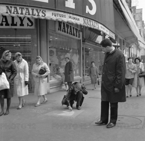 Pariser Bilder [The street life of Paris]  sidewalk crayon draws the attention of passers-by Date: 1965 Location: France, Paris Keywords: street artists, street sculptures, cartoonists