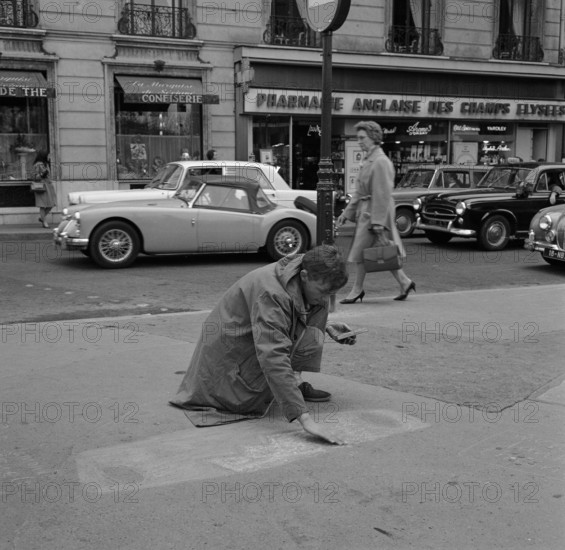 Pariser Bilder [The street life of Paris]  Curb crayon artist at work Date: 1965 Location: France, Paris Keywords: street artists, street sculptures, draughtsmen