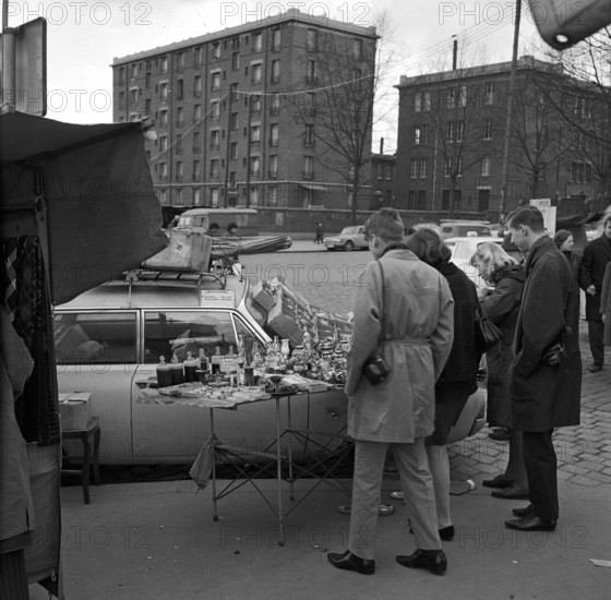 Pariser Bilder [The street life of Paris]  Commodities displayed on a flea market Date: 1965 Location: France, Paris Keywords: cars, market merchants, street images, flea markets