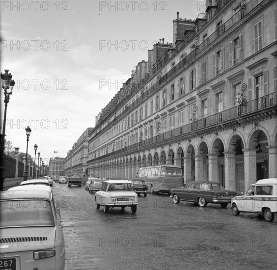 Pariser Bilder [The street life of Paris]  Traffic on Rue de Rivoli Date: 1965 Location: France, Paris Keywords: cars, buildings, street lights