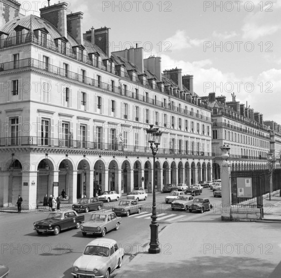 Pariser Bilder [The street life of Paris]  Traffic on Rue de Rivoli Date: 1965 Location: France, Paris Keywords: cars, buildings, street lights