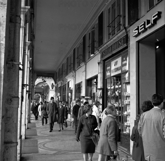 Pariser Bilder [The street life of Paris]  Shopping audience at Rue de Rivoli Date: 1965 Location: France, Paris Keywords: shop windows, street sculptures, shops